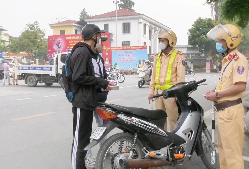 Cảnh sát giao thông Công an huyện Bắc Hà tuần tra kiểm soát đảm bảo trật tự an toàn giao thông.