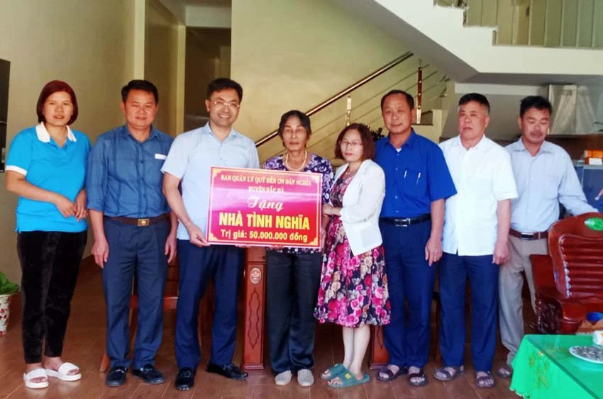 Trao nhà tình nghĩa cho gia đình bà Lê Thị Tâm.