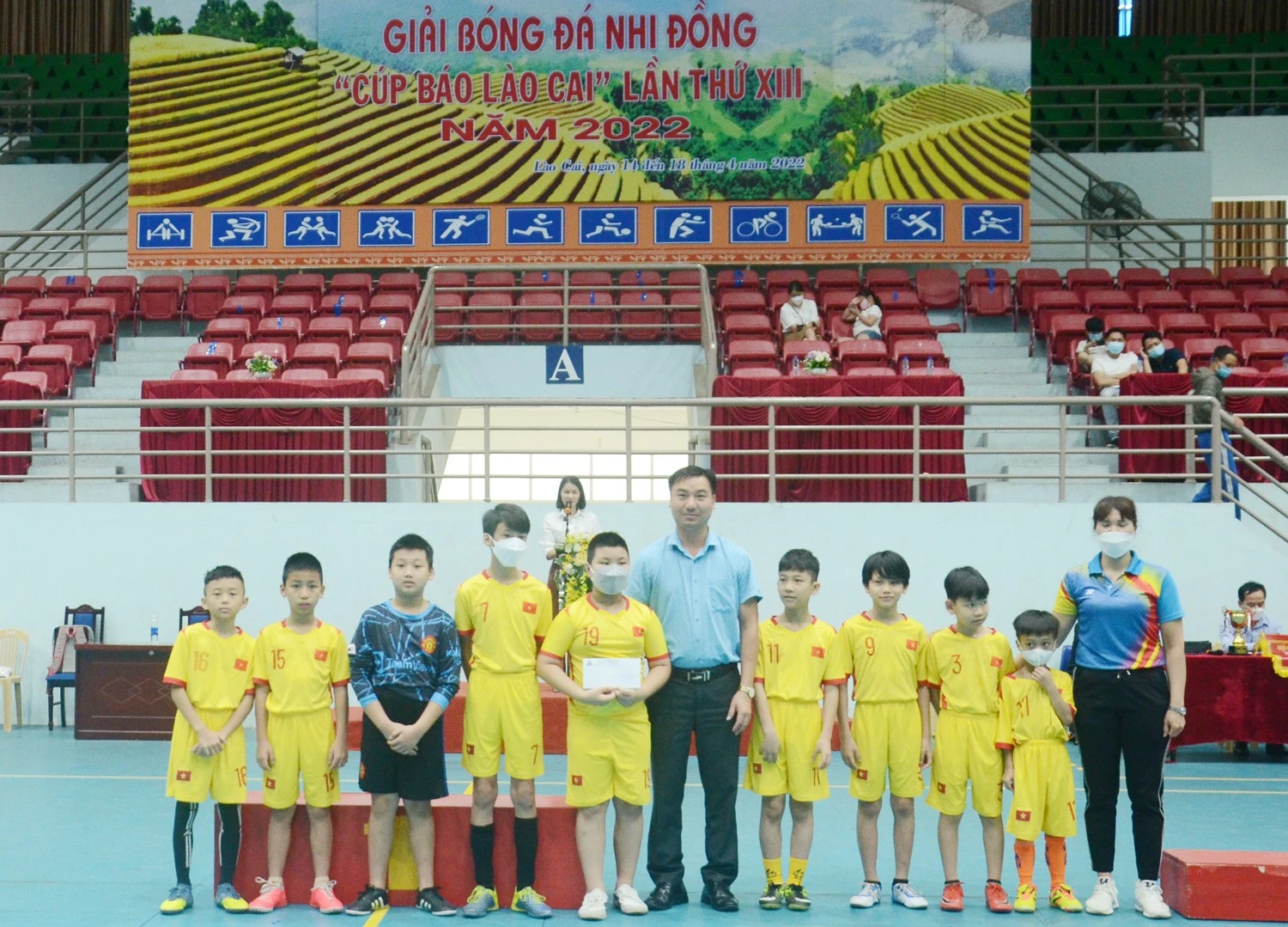 Trao giải thưởng cho các đội bóng xuất sắc. Trao giải Phong cách cho đội bóng Trường Tiểu học thị trấn Tằng Loỏng (huyện Bảo Thắng). Trao giải cầu thủ ghi nhiều bàn thắng và thủ môn xuất sắc nhất giải.