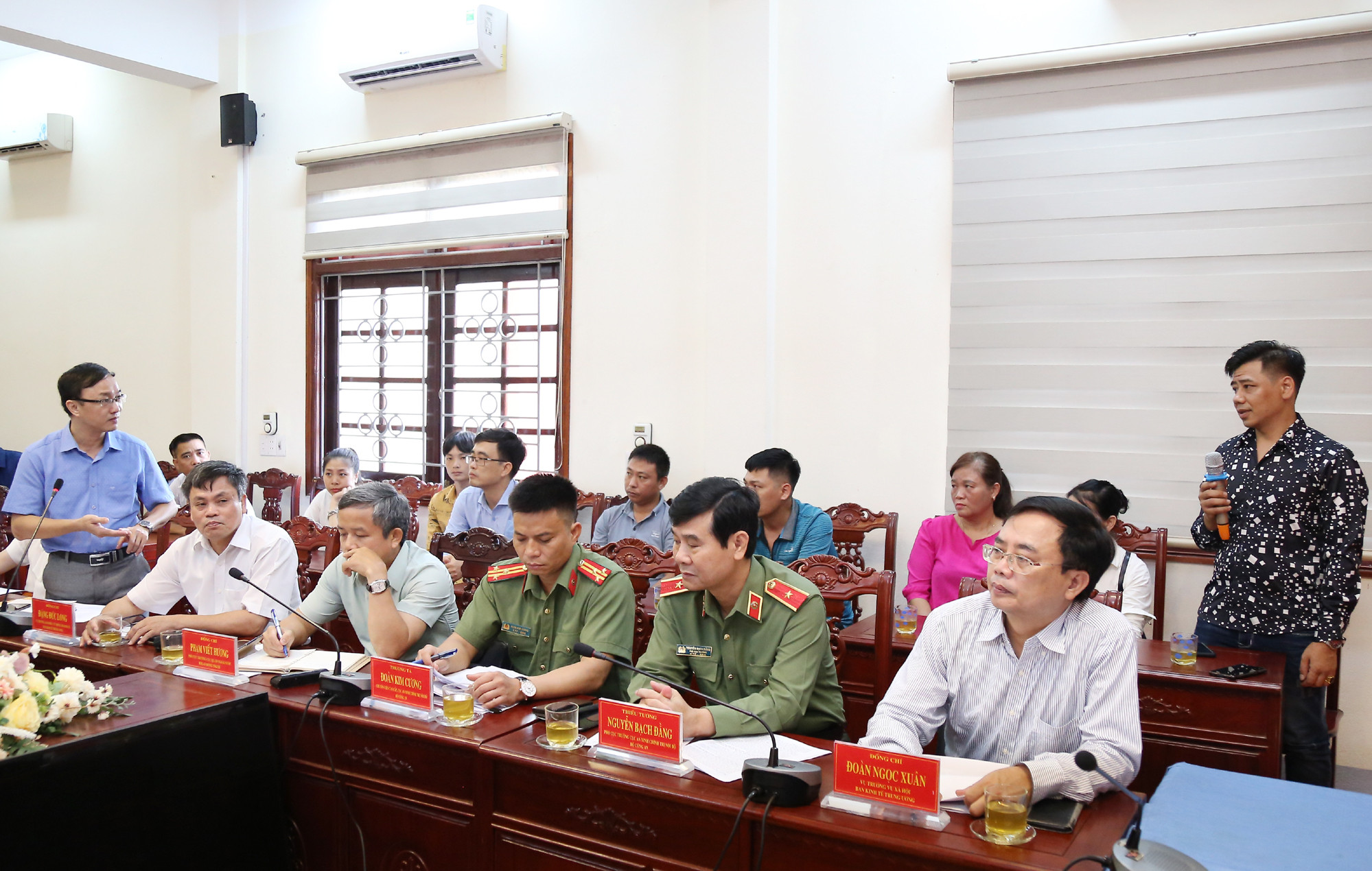 Thành viên trong Đoàn công tác trực tiếp đối thoại với người lao động đã đi xuất khẩu lao động nước ngoài.