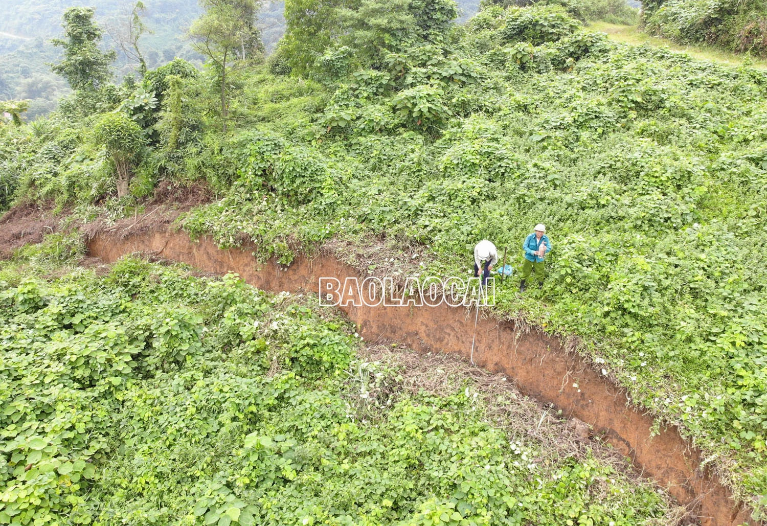 Vết nứt khiến khoảng 30.000 m3 đất, đá có nguy cơ sạt xuống Tỉnh lộ 156B ảnh 1