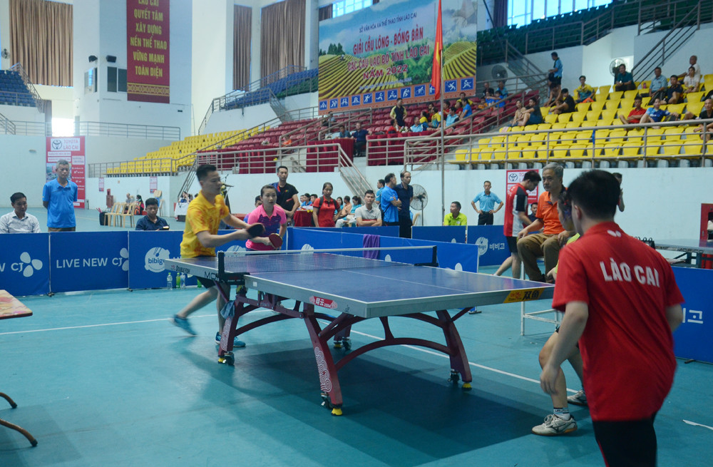 Quyết liệt trận chung kết cầu lông lứa tuổi 36-45. Nhiều pha bóng hay trong trận chung kết bóng bàn lứa tuổi 35 trở xuống.