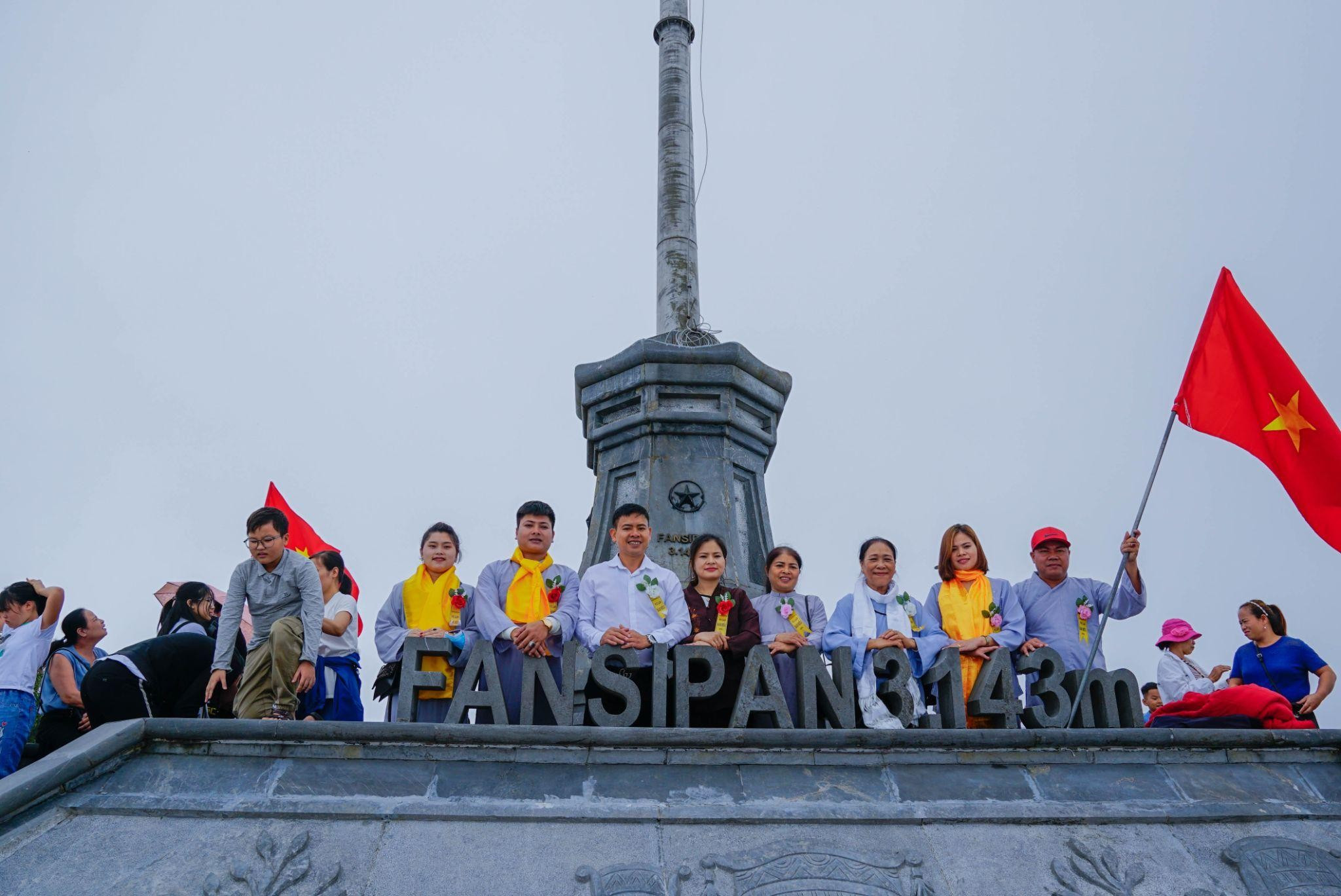 Mùa Vu Lan báo hiếu, phật tử tìm về đỉnh thiêng Fansipan bái Phật, cầu bình an tới đấng sinh thành ảnh 9 Mùa Vu Lan báo hiếu, phật tử tìm về đỉnh thiêng Fansipan bái Phật, cầu bình an tới đấng sinh thành ảnh 9