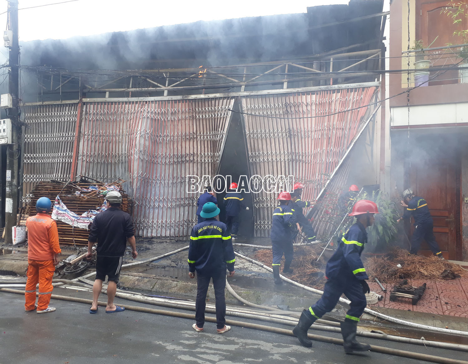 Thành phố Lào Cai: Cháy xưởng sản xuất hương, một người bị ngạt khói ảnh 4 Thành phố Lào Cai: Cháy xưởng sản xuất hương, một người bị ngạt khói ảnh 4