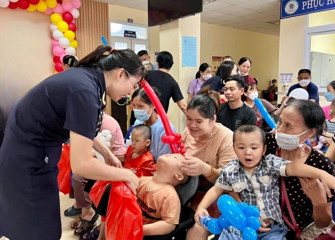 Bệnh viện Phục hồi chức năng kết nối các nhà hảo tâm tổ chức chương trình “Vầng trăng yêu thương” tặng 10 suất tiền mặt trị giá 200 nghìn đồng/suất và 140 suất quà trao cho bệnh nhi đang điều trị nội trú.