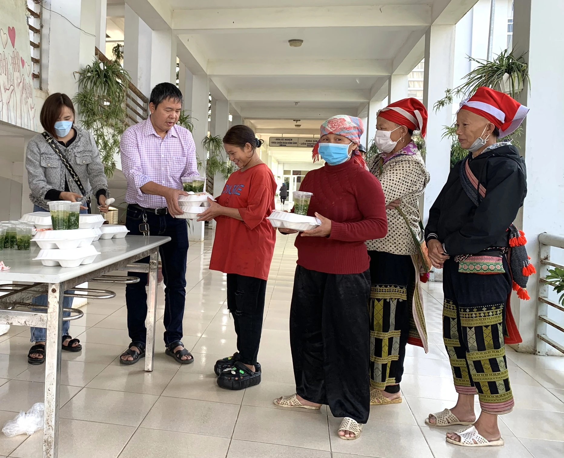 Bếp yêu thương - Ấm lòng bệnh nhân nghèo ảnh 3