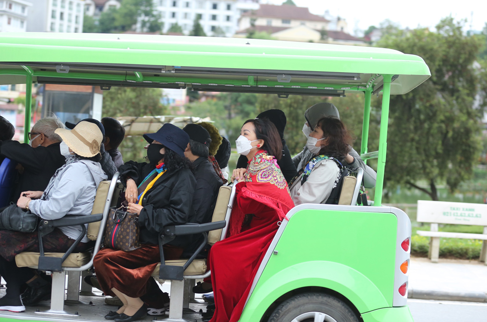 Du khách thích thú trải nghiệm ngày rét lạnh giữa mùa hè ở Sa Pa ảnh 1