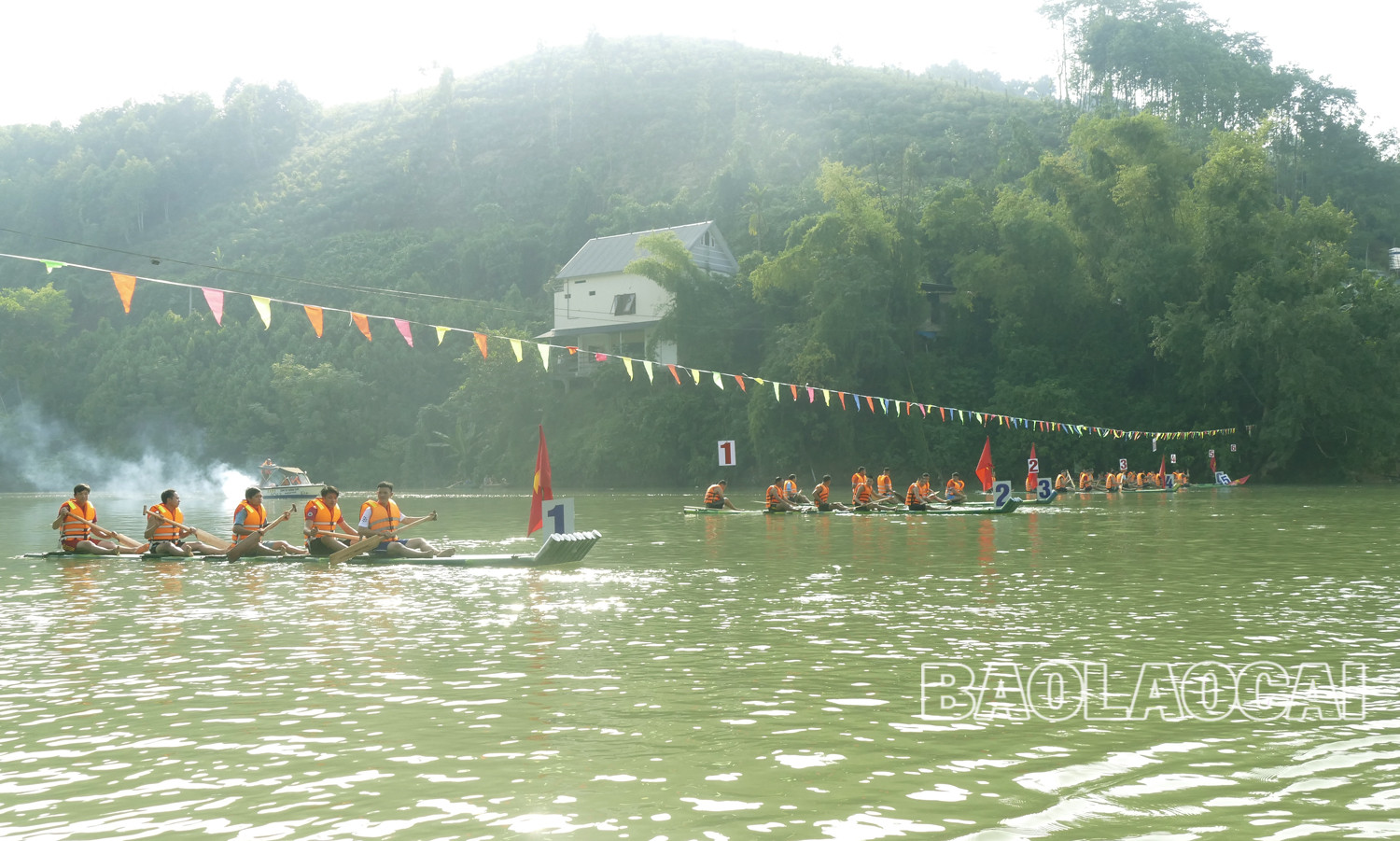 Các đội đua vào vị trí xuất phát. Các đội đua vào vị trí xuất phát.