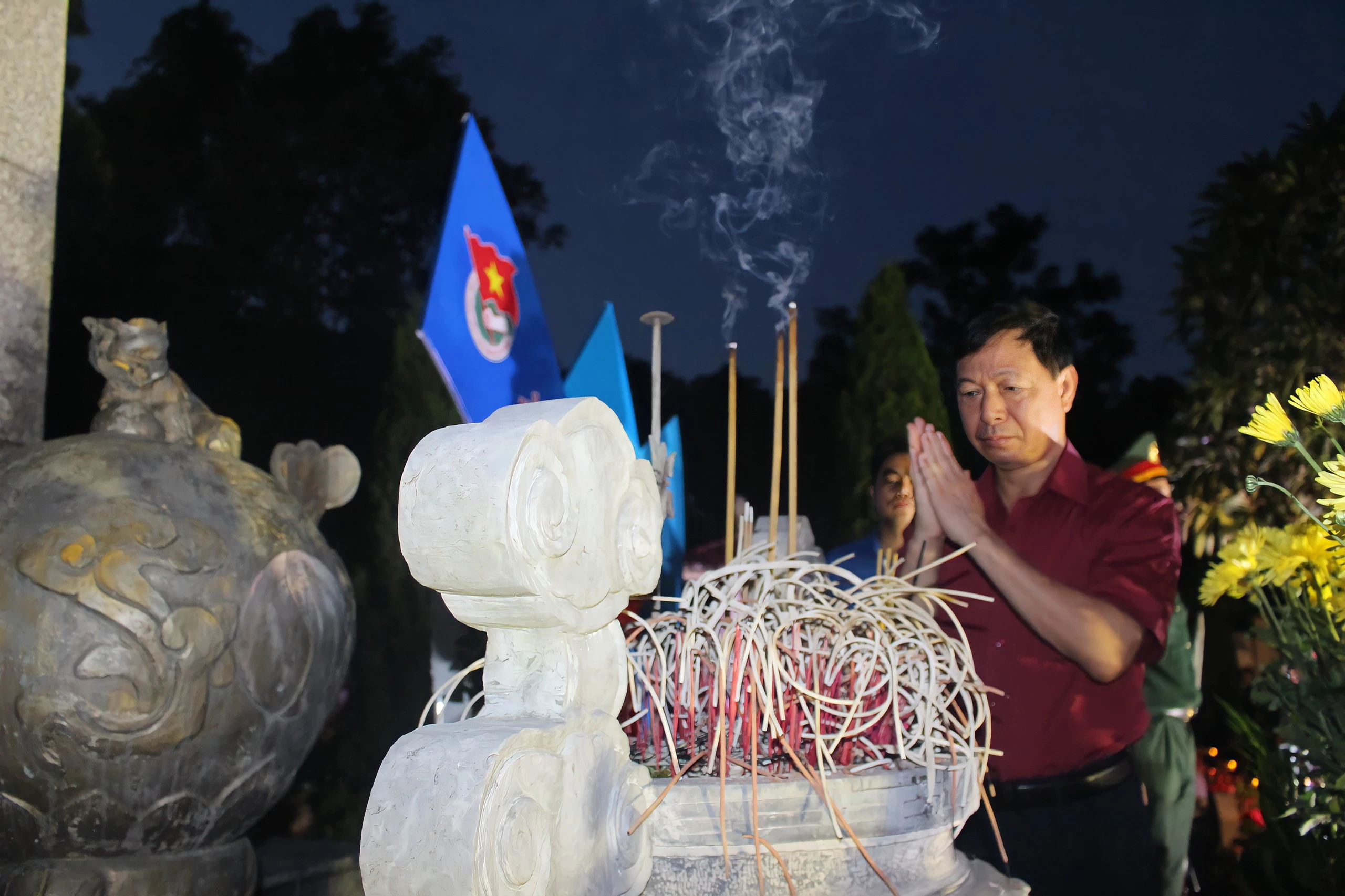 Thắp nến tri ân các anh hùng liệt sỹ ảnh 3