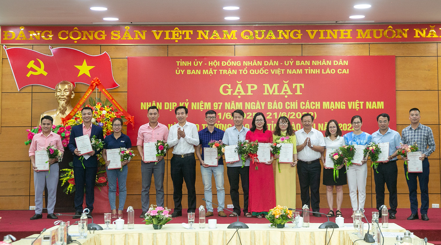 Gặp mặt kỷ niệm 97 năm Ngày Báo chí Cách mạng Việt Nam và trao thưởng báo chí tỉnh Lào Cai năm 2022 ảnh 10