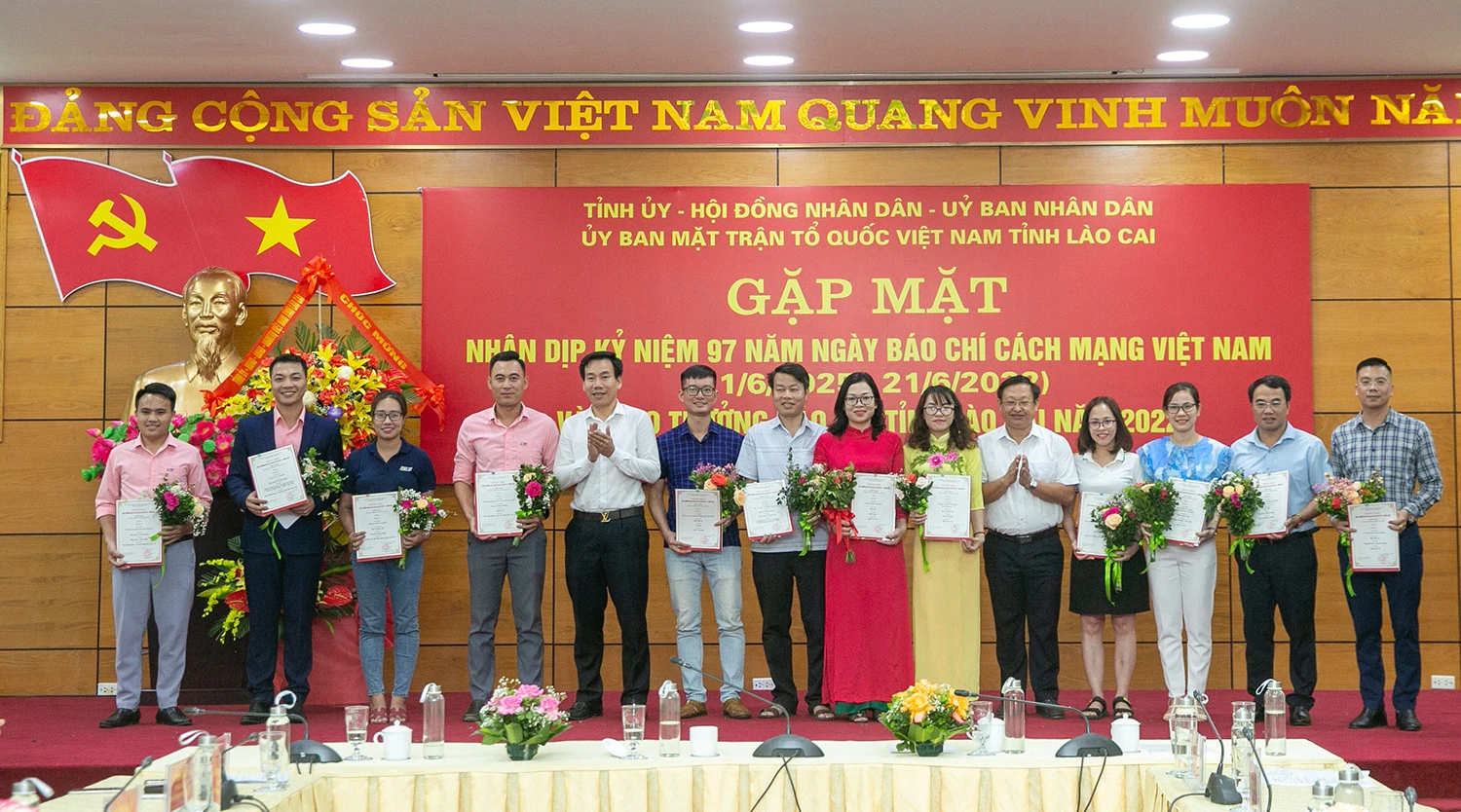 Gặp mặt kỷ niệm 97 năm Ngày Báo chí Cách mạng Việt Nam và trao thưởng báo chí tỉnh Lào Cai năm 2022 ảnh 10