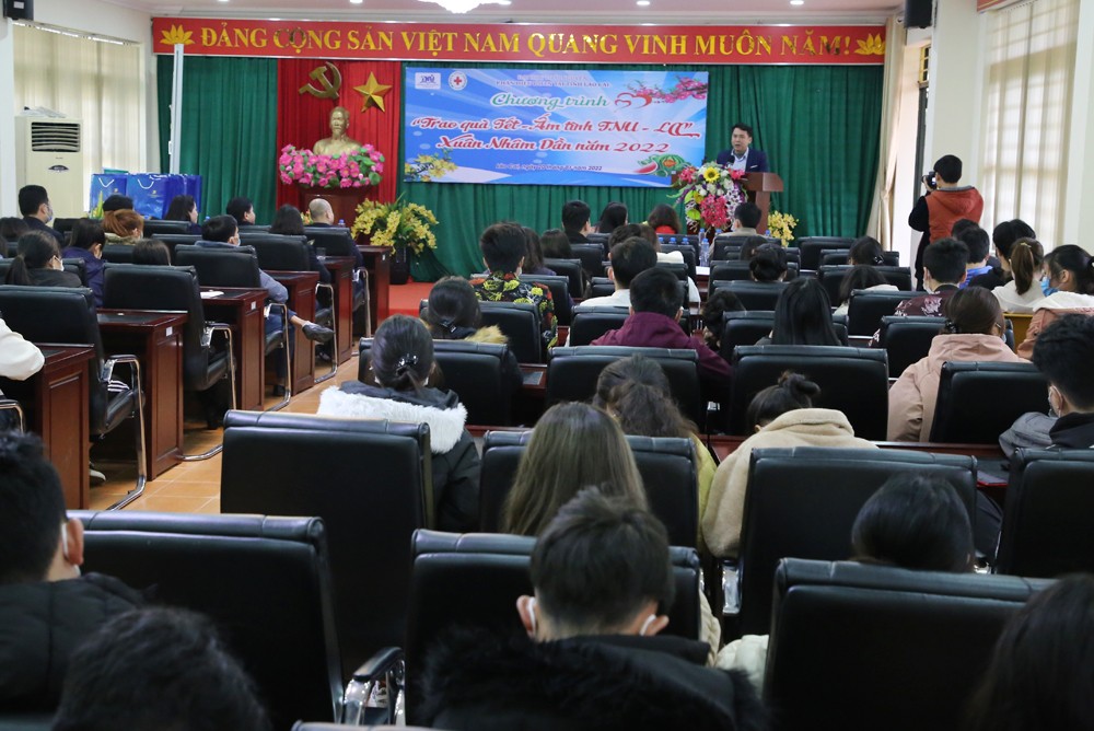Phân hiệu Đại học Thái Nguyên tại Lào Cai tặng quà Tết cho sinh viên ảnh 1