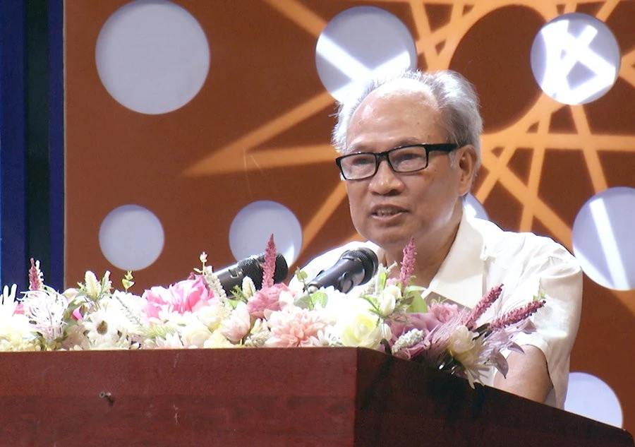 Ông Vũ Đình Doãn đại diện cho cán bộ, viên chức đã nghỉ hưu chia sẻ tại buổi gặp mặt.