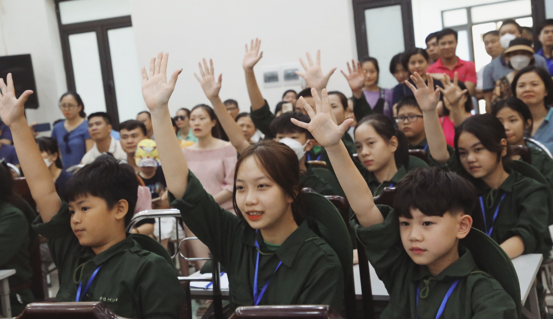 Các em học sinh hào hứng với chủ đề trong học kỳ trải nghiệm hè năm 2022.