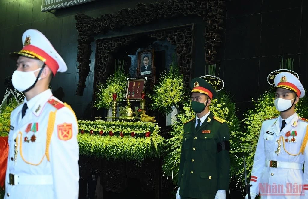 Linh cữu đồng chí Nguyễn Côn, nguyên Bí thư Trung ương Đảng, nguyên Phó Thủ tướng Chính phủ quàn tại Nhà tang lễ Quốc gia, số 5 Trần Thánh Tông, thành phố Hà Nội. Đồng chí Nguyễn Côn (bí danh Nam); sinh ngày 15/5/1916, tại xã Thanh Lâm, huyện Thanh Chương, tỉnh Nghệ An; thường trú tại tổ dân phố 6, phường Trần Hưng Đạo, quận Hoàn Kiếm, thành phố Hà Nội. Đoàn Ban Chấp hành Trung ương Đảng do Thủ tướng Chính phủ Phạm Minh Chính dẫn đầu viếng đồng chí Nguyễn Côn. Tổng Bí thư Nguyễn Phú Trọng gửi vòng hoa kính viếng. Các đồng chí lãnh đạo, nguyên lãnh đạo Đảng, Nhà nước viếng đồng chí Nguyễn Côn. Thủ tướng Phạm Minh Chính chia buồn với gia quyến đồng chí Nguyễn Côn. Đoàn Chính phủ nước CHXHCN Việt Nam do Thủ tướng Phạm Minh Chính dẫn đầu viếng nguyên Phó Thủ tướng Chính phủ Nguyễn Côn. Thủ tướng Phạm Minh Chính ghi sổ tang tại lễ viếng. Đoàn Quốc hội nước CHXHCN Việt Nam do Phó Chủ tịch Quốc hội Nguyễn Đức Hải dẫn đầu viếng nguyên Phó Thủ tướng Chính phủ Nguyễn Côn. Phó Chủ tịch Quốc hội Nguyễn Đức Hải; Tổng Thư ký, Chủ nhiệm Văn phòng Quốc hội Bùi Văn Cường chia buồn với gia quyến đồng chí Nguyễn Côn. Đoàn Ủy ban Trung ương Mặt trận Tổ quốc Việt Nam do Phó Chủ tịch Ủy ban Trung ương Mặt trận Tổ quốc Việt Nam Ngô Sách Thực dẫn đầu viếng nguyên Phó Thủ tướng Nguyễn Côn. Đoàn Đại sứ quán Lào tại Việt Nam viếng nguyên Phó Thủ tướng Nguyễn Côn. Lễ viếng đồng chí Nguyễn Côn diễn ra từ 8 giờ ngày 13/1; lễ truy điệu lúc 10 giờ 30 phút và lễ an táng từ 13 giờ cùng ngày tại Nghĩa trang Mai Dịch, thành phố Hà Nội.