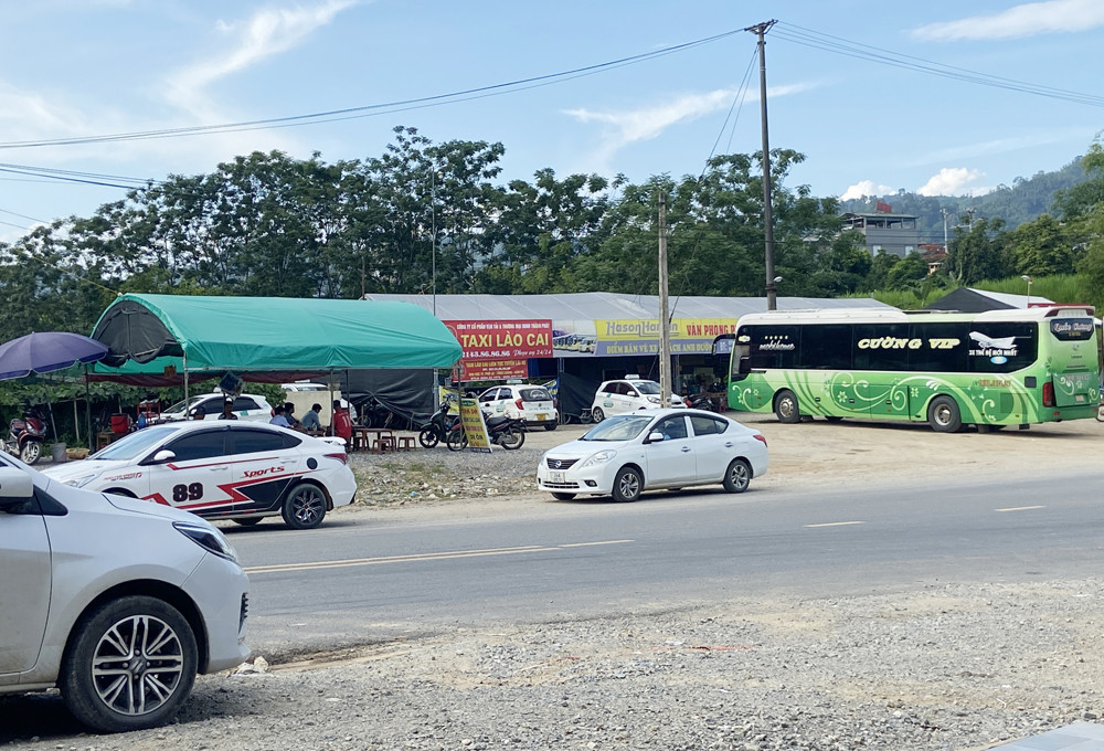 Xe ô tô đỗ lấn chiếm lòng, lề Tỉnh lộ 152 điểm nối lên cao tốc. Xe ô tô đỗ lấn chiếm lòng, lề Tỉnh lộ 152 điểm nối lên cao tốc.