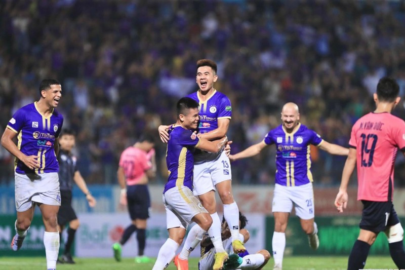 Các cầu thủ Hà Nội ăn mừng sớm chức vô địch. Các cầu thủ Hà Nội ăn mừng sớm chức vô địch.