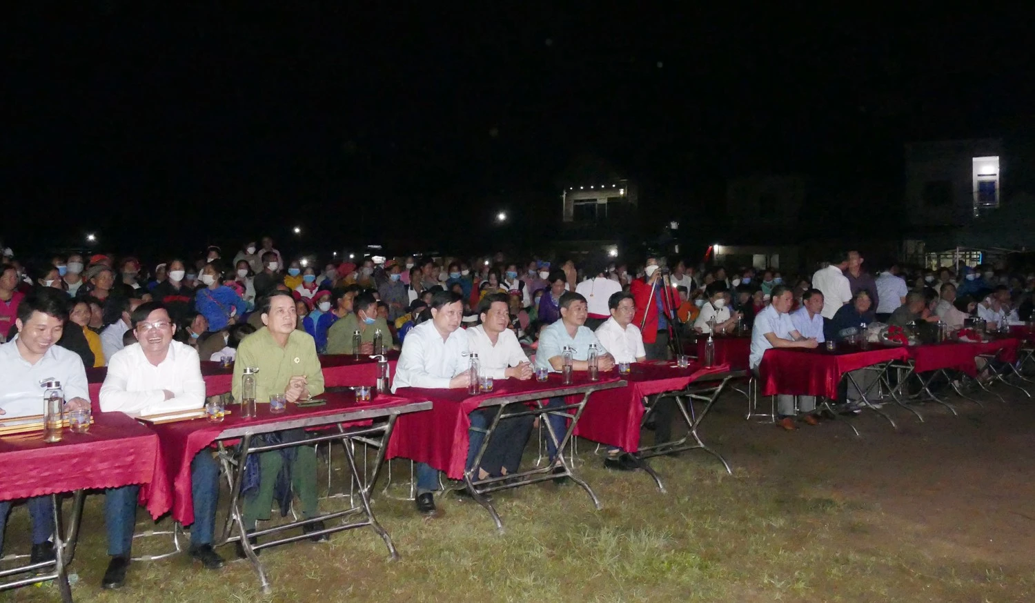 Đại biểu và người dân tham dự lễ bế mạc.