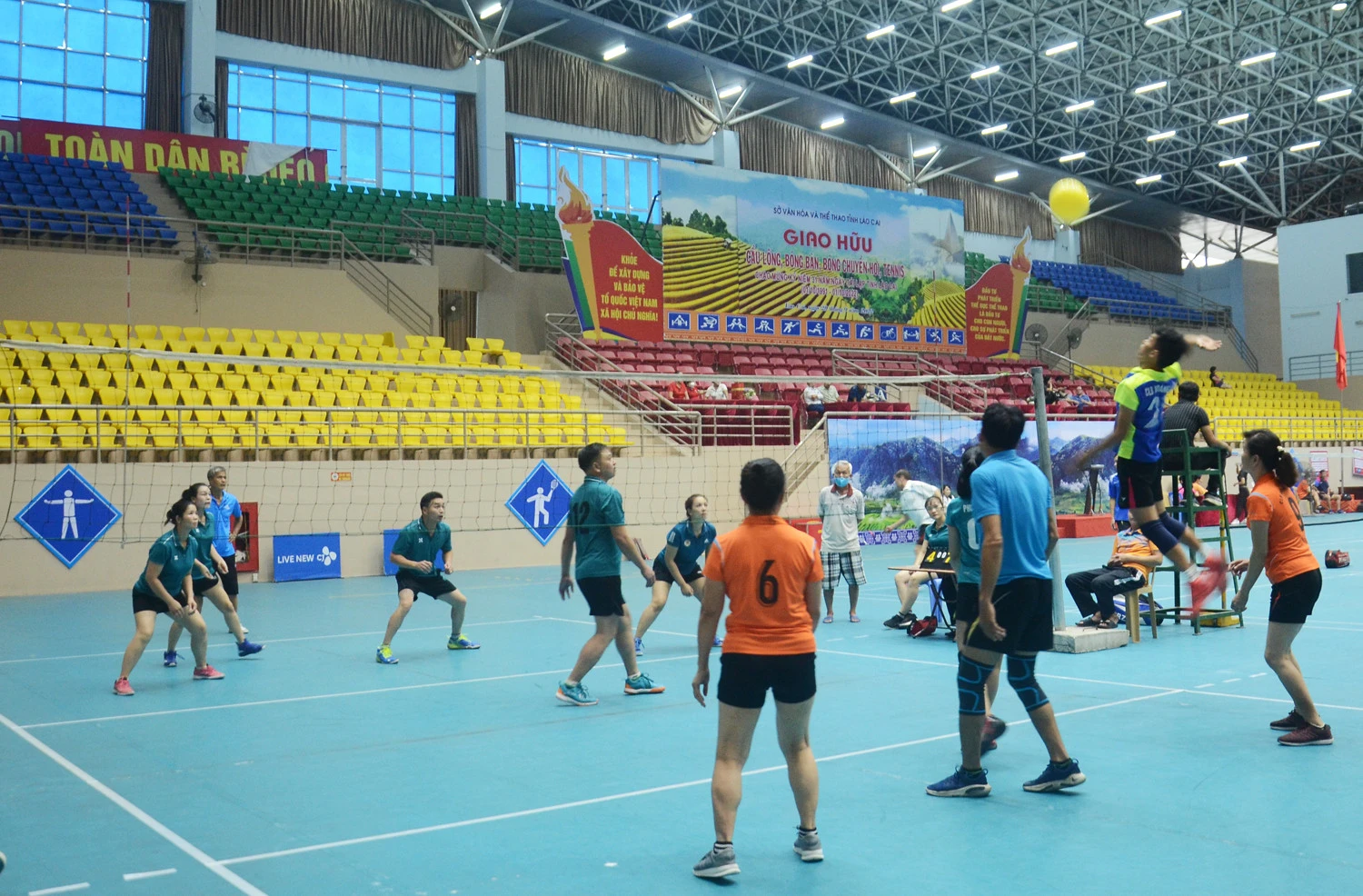 120 vận động viên tham gia Giải giao hữu cầu lông, bóng bàn, bóng chuyền hơi, quần vợt ảnh 8 120 vận động viên tham gia Giải giao hữu cầu lông, bóng bàn, bóng chuyền hơi, quần vợt ảnh 8