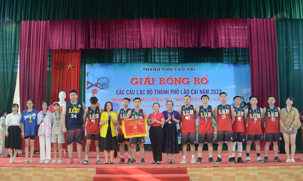 Trao Cúp vô địch cho đội bóng Câu lạc bộ Cam Ngọt. Trao giải Nhì cho đội bóng Câu lạc bộ LCB.