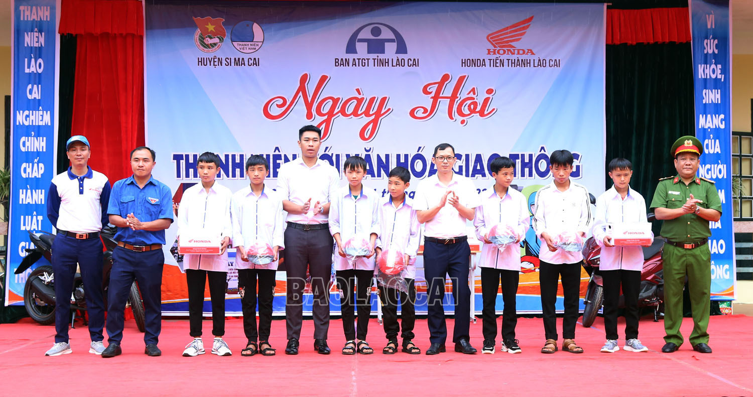 Hơn 800 học sinh huyện Si Ma Cai tham gia Ngày hội thanh niên với văn hóa giao thông ảnh 7