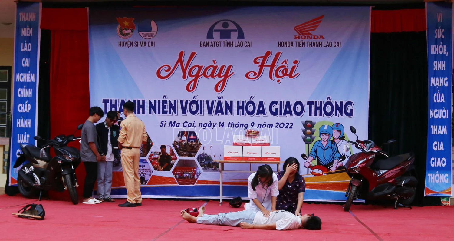 Tiểu phẩm tuyên truyền về nâng cao ý thức khi tham gia giao thông trong ngày hội. Tặng mũ bảo hiểm cho học sinh Trường THPT số 1 huyện Si Ma Cai. Ký kết phối hợp trong tuyên truyền, phổ biến, giáo dục pháp luật về an toàn giao thông. Tiểu phẩm tuyên truyền về nâng cao ý thức khi tham gia giao thông trong ngày hội. Tặng mũ bảo hiểm cho học sinh Trường THPT số 1 huyện Si Ma Cai. Ký kết phối hợp trong tuyên truyền, phổ biến, giáo dục pháp luật về an toàn giao thông.