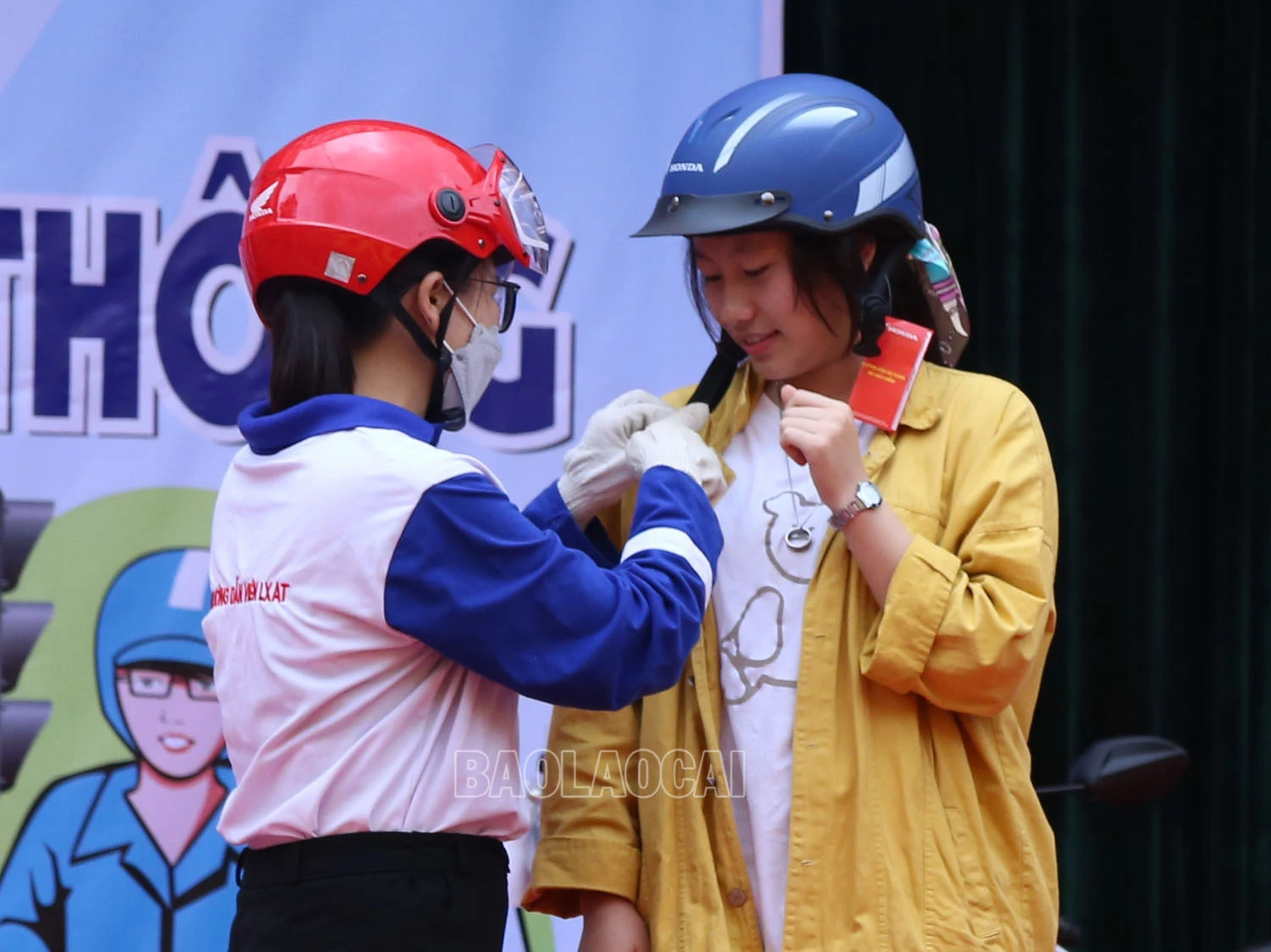 Hướng dẫn học sinh đội mũ bảo hiểm, mặc áo phao đúng cách. Hướng dẫn học sinh đội mũ bảo hiểm, mặc áo phao đúng cách.