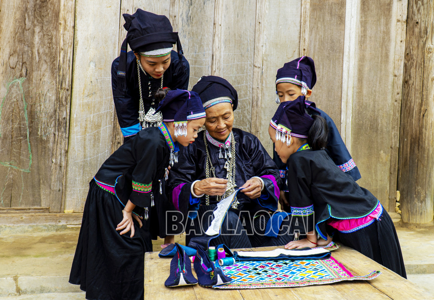 Nghệ nhân người Nùng truyền nghề thêu cho thế hệ trẻ.