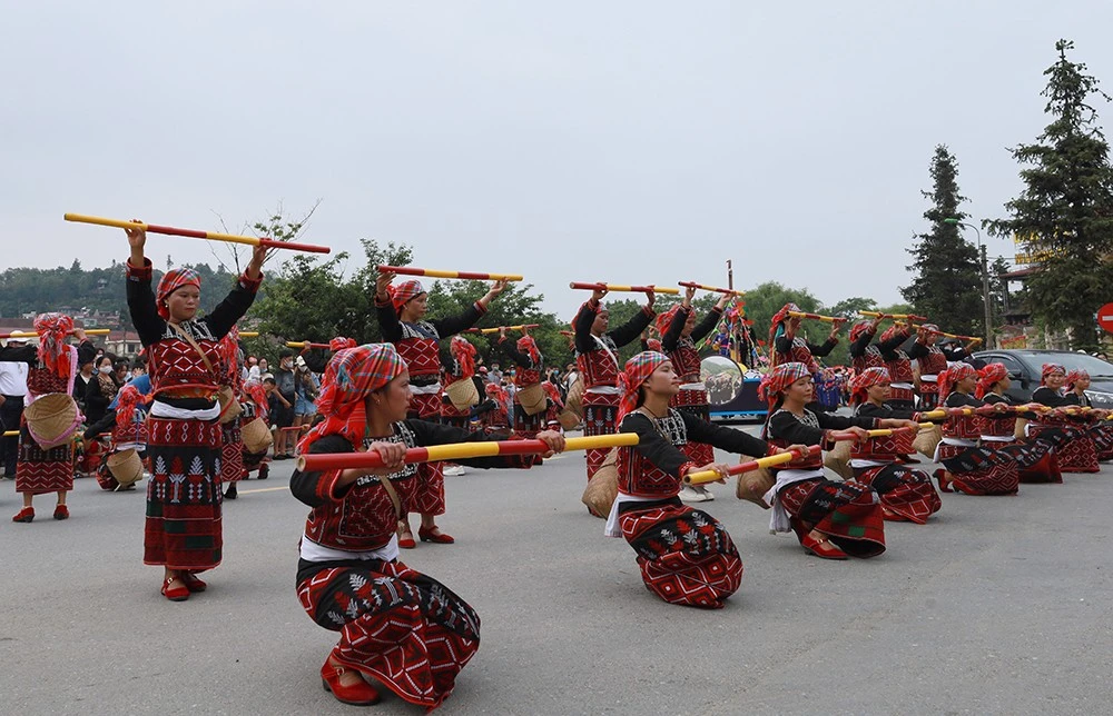 Diễn viên không chuyên người Xa Phó biểu diễn trên đường phố.