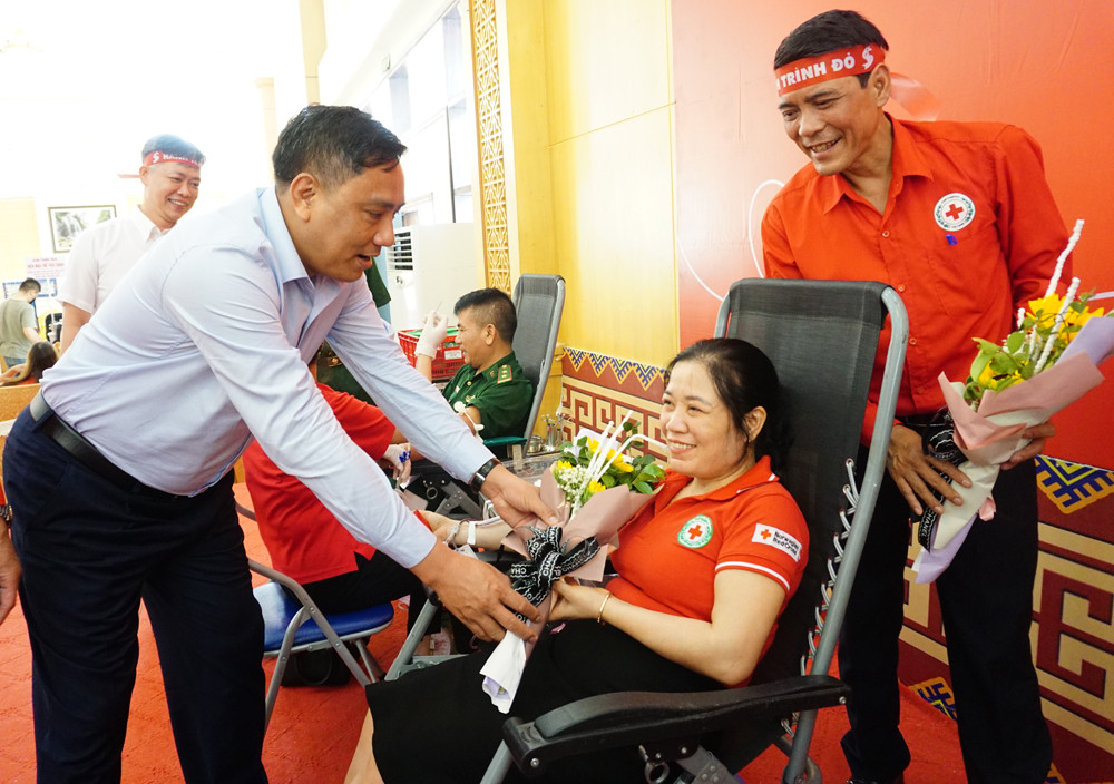 Thu trên 1.400 đơn vị máu tại Ngày hội hiến máu “Sắc đỏ biên cương” lần thứ IV, năm 2022 ảnh 1