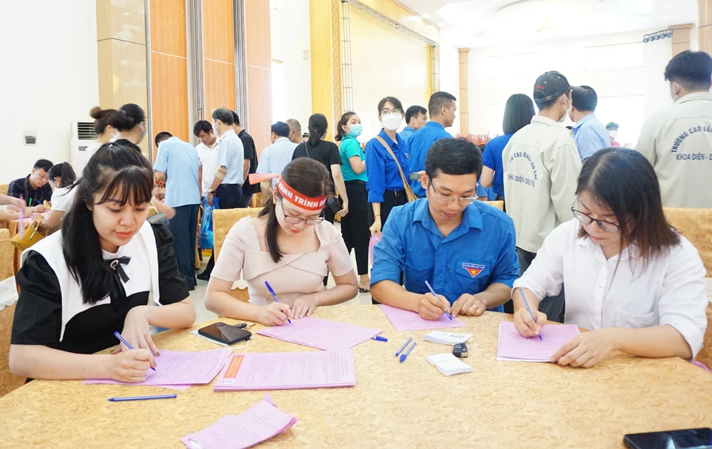 Viết đơn đăng ký hiến máu.