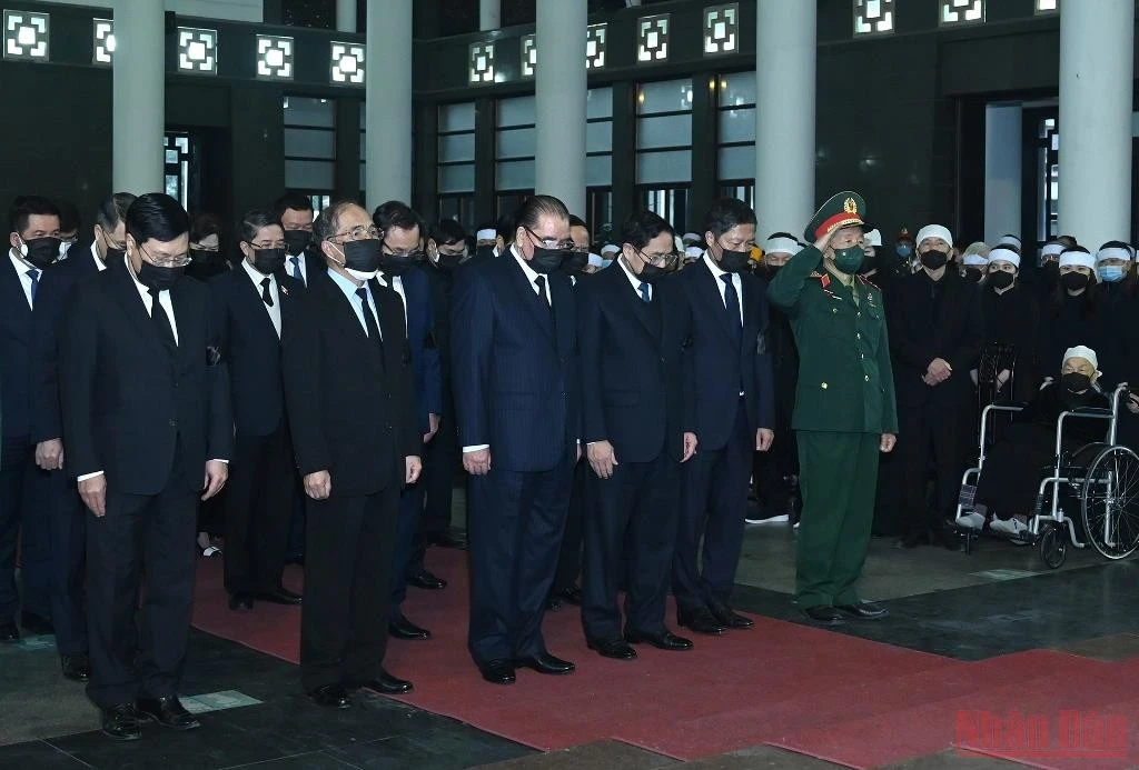 Linh cữu đồng chí Nguyễn Côn, nguyên Bí thư Trung ương Đảng, nguyên Phó Thủ tướng Chính phủ quàn tại Nhà tang lễ Quốc gia, số 5 Trần Thánh Tông, thành phố Hà Nội. Đồng chí Nguyễn Côn (bí danh Nam); sinh ngày 15/5/1916, tại xã Thanh Lâm, huyện Thanh Chương, tỉnh Nghệ An; thường trú tại tổ dân phố 6, phường Trần Hưng Đạo, quận Hoàn Kiếm, thành phố Hà Nội. Đoàn Ban Chấp hành Trung ương Đảng do Thủ tướng Chính phủ Phạm Minh Chính dẫn đầu viếng đồng chí Nguyễn Côn. Tổng Bí thư Nguyễn Phú Trọng gửi vòng hoa kính viếng. Các đồng chí lãnh đạo, nguyên lãnh đạo Đảng, Nhà nước viếng đồng chí Nguyễn Côn. Thủ tướng Phạm Minh Chính chia buồn với gia quyến đồng chí Nguyễn Côn. Đoàn Chính phủ nước CHXHCN Việt Nam do Thủ tướng Phạm Minh Chính dẫn đầu viếng nguyên Phó Thủ tướng Chính phủ Nguyễn Côn. Thủ tướng Phạm Minh Chính ghi sổ tang tại lễ viếng. Đoàn Quốc hội nước CHXHCN Việt Nam do Phó Chủ tịch Quốc hội Nguyễn Đức Hải dẫn đầu viếng nguyên Phó Thủ tướng Chính phủ Nguyễn Côn. Phó Chủ tịch Quốc hội Nguyễn Đức Hải; Tổng Thư ký, Chủ nhiệm Văn phòng Quốc hội Bùi Văn Cường chia buồn với gia quyến đồng chí Nguyễn Côn. Đoàn Ủy ban Trung ương Mặt trận Tổ quốc Việt Nam do Phó Chủ tịch Ủy ban Trung ương Mặt trận Tổ quốc Việt Nam Ngô Sách Thực dẫn đầu viếng nguyên Phó Thủ tướng Nguyễn Côn. Đoàn Đại sứ quán Lào tại Việt Nam viếng nguyên Phó Thủ tướng Nguyễn Côn. Lễ viếng đồng chí Nguyễn Côn diễn ra từ 8 giờ ngày 13/1; lễ truy điệu lúc 10 giờ 30 phút và lễ an táng từ 13 giờ cùng ngày tại Nghĩa trang Mai Dịch, thành phố Hà Nội.