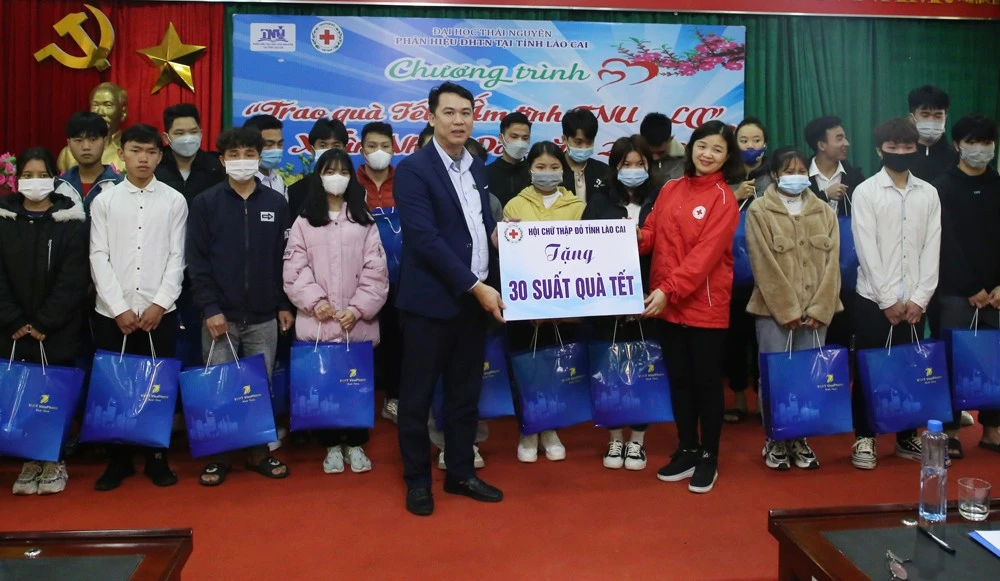 Phân hiệu Đại học Thái Nguyên tại Lào Cai tặng quà Tết cho sinh viên ảnh 2
