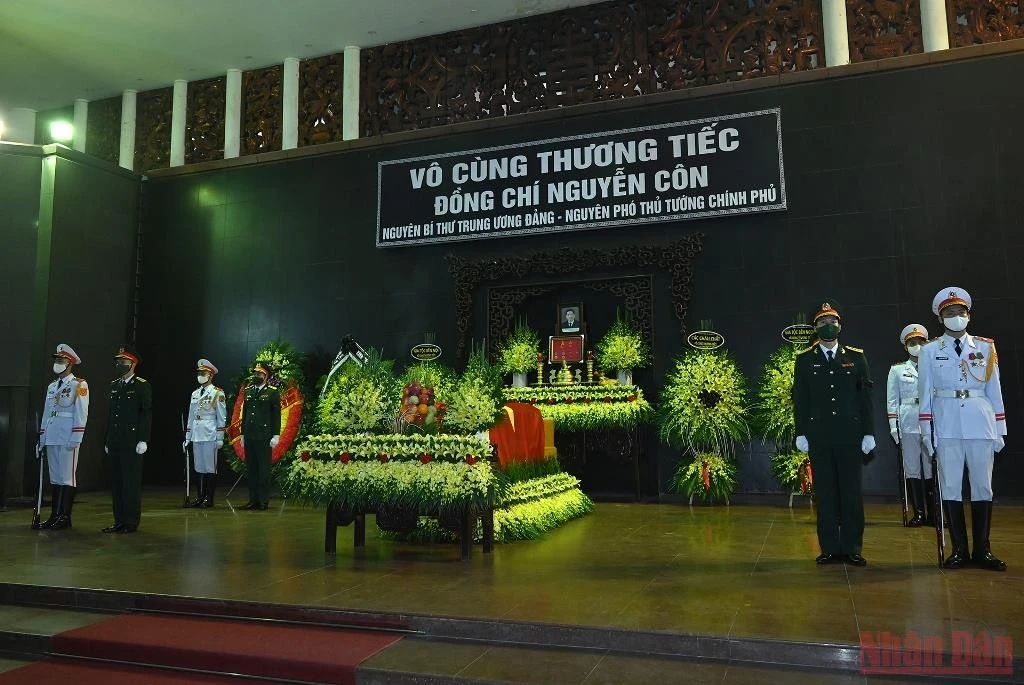 Linh cữu đồng chí Nguyễn Côn, nguyên Bí thư Trung ương Đảng, nguyên Phó Thủ tướng Chính phủ quàn tại Nhà tang lễ Quốc gia, số 5 Trần Thánh Tông, thành phố Hà Nội. Đồng chí Nguyễn Côn (bí danh Nam); sinh ngày 15/5/1916, tại xã Thanh Lâm, huyện Thanh Chương, tỉnh Nghệ An; thường trú tại tổ dân phố 6, phường Trần Hưng Đạo, quận Hoàn Kiếm, thành phố Hà Nội. Đoàn Ban Chấp hành Trung ương Đảng do Thủ tướng Chính phủ Phạm Minh Chính dẫn đầu viếng đồng chí Nguyễn Côn. Tổng Bí thư Nguyễn Phú Trọng gửi vòng hoa kính viếng. Các đồng chí lãnh đạo, nguyên lãnh đạo Đảng, Nhà nước viếng đồng chí Nguyễn Côn. Thủ tướng Phạm Minh Chính chia buồn với gia quyến đồng chí Nguyễn Côn. Đoàn Chính phủ nước CHXHCN Việt Nam do Thủ tướng Phạm Minh Chính dẫn đầu viếng nguyên Phó Thủ tướng Chính phủ Nguyễn Côn. Thủ tướng Phạm Minh Chính ghi sổ tang tại lễ viếng. Đoàn Quốc hội nước CHXHCN Việt Nam do Phó Chủ tịch Quốc hội Nguyễn Đức Hải dẫn đầu viếng nguyên Phó Thủ tướng Chính phủ Nguyễn Côn. Phó Chủ tịch Quốc hội Nguyễn Đức Hải; Tổng Thư ký, Chủ nhiệm Văn phòng Quốc hội Bùi Văn Cường chia buồn với gia quyến đồng chí Nguyễn Côn. Đoàn Ủy ban Trung ương Mặt trận Tổ quốc Việt Nam do Phó Chủ tịch Ủy ban Trung ương Mặt trận Tổ quốc Việt Nam Ngô Sách Thực dẫn đầu viếng nguyên Phó Thủ tướng Nguyễn Côn. Đoàn Đại sứ quán Lào tại Việt Nam viếng nguyên Phó Thủ tướng Nguyễn Côn. Lễ viếng đồng chí Nguyễn Côn diễn ra từ 8 giờ ngày 13/1; lễ truy điệu lúc 10 giờ 30 phút và lễ an táng từ 13 giờ cùng ngày tại Nghĩa trang Mai Dịch, thành phố Hà Nội.