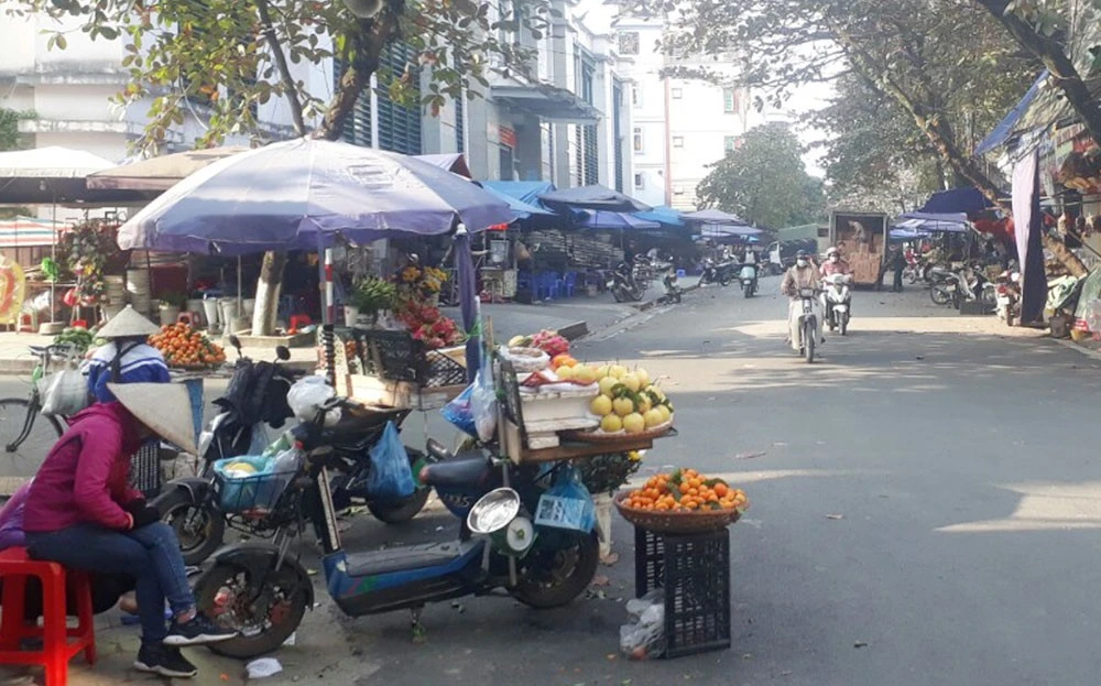 Nhóm người quay ngang xe bán hoa quả trên đường Hồng Hà.