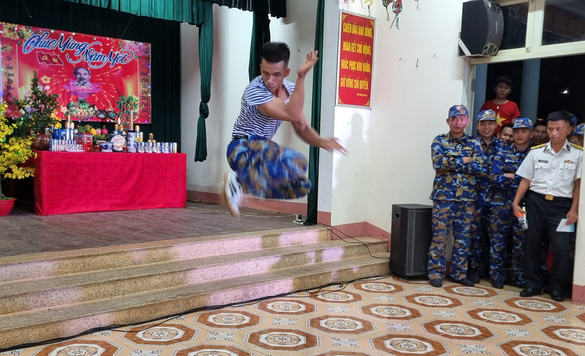 Đoàn công tác Lữ đoàn 146, Vùng 4 Hải quân và đại diện các cơ quan báo chí giao lưu với cán bộ, chiến sỹ và Nhân dân đảo Song Tử Tây. Học sinh Trường Tiểu học xã Song Tử Tây giao lưu với đoàn công tác. Tiết mục văn nghệ do quân và dân Song Tử Tây biểu diễn. Chiến sỹ đảo Song Tử Tây biểu diễn võ thuật.