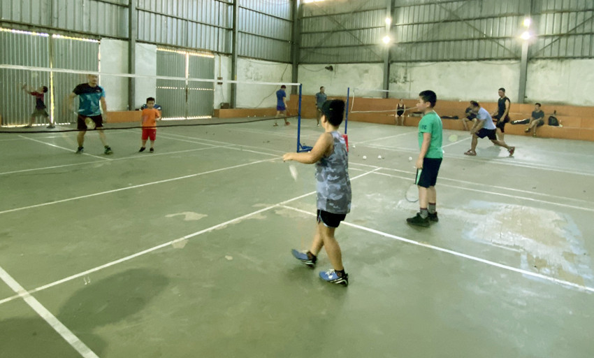 Các em nhỏ cũng được bố mẹ đưa tới sân tập chơi cầu lông để rèn luyện sức khỏe.