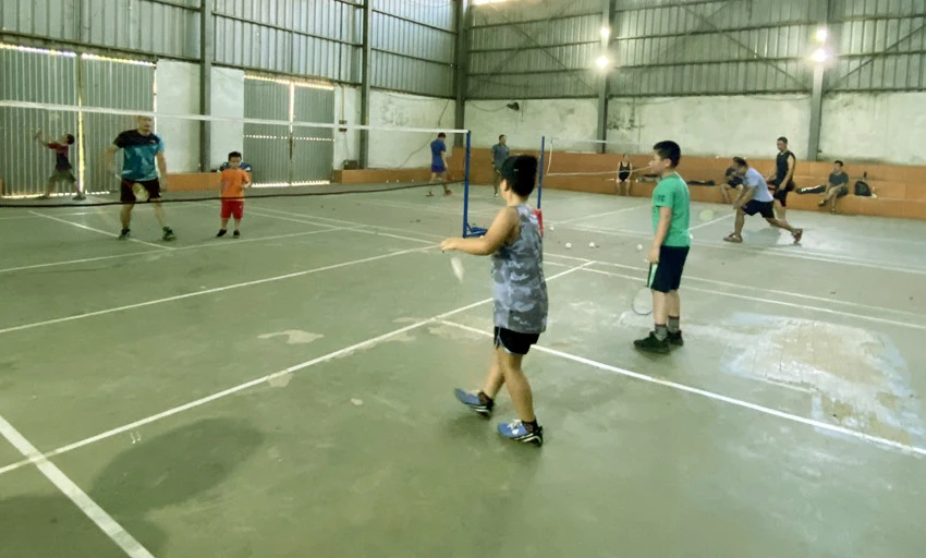 Các em nhỏ cũng được bố mẹ đưa tới sân tập chơi cầu lông để rèn luyện sức khỏe.