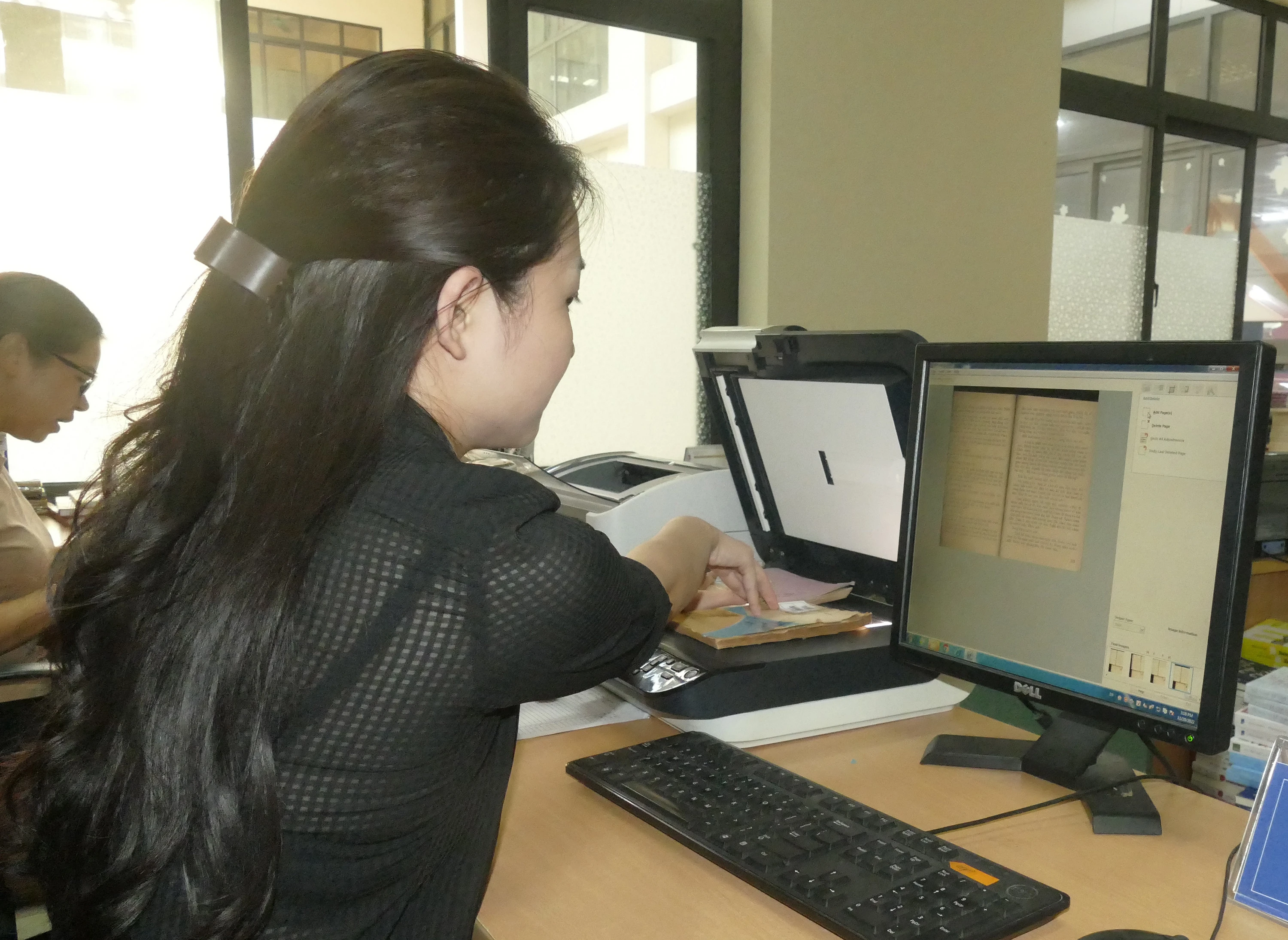 Cán bộ Thư viện tỉnh số hóa tài liệu địa chí Lào Cai phục vụ cho việc xây dựng Thư viện điện tử.