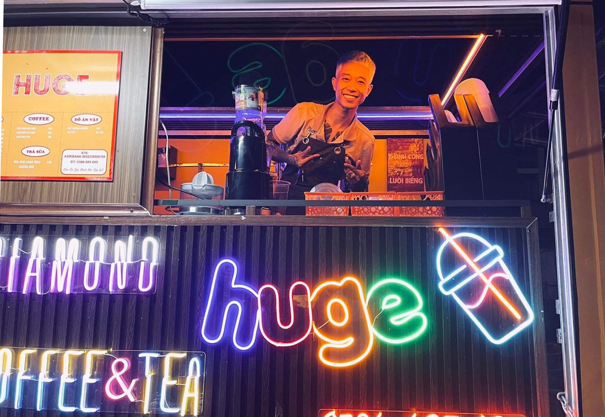 Cao Văn Cương pha chế đồ uống trên chiếc xe tự chế của mình.