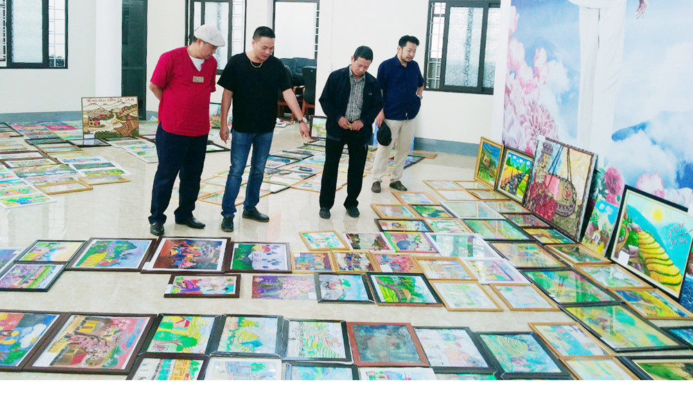 Ban Giám khảo chấm điểm các tác phẩm. Ban Giám khảo chấm điểm các tác phẩm.