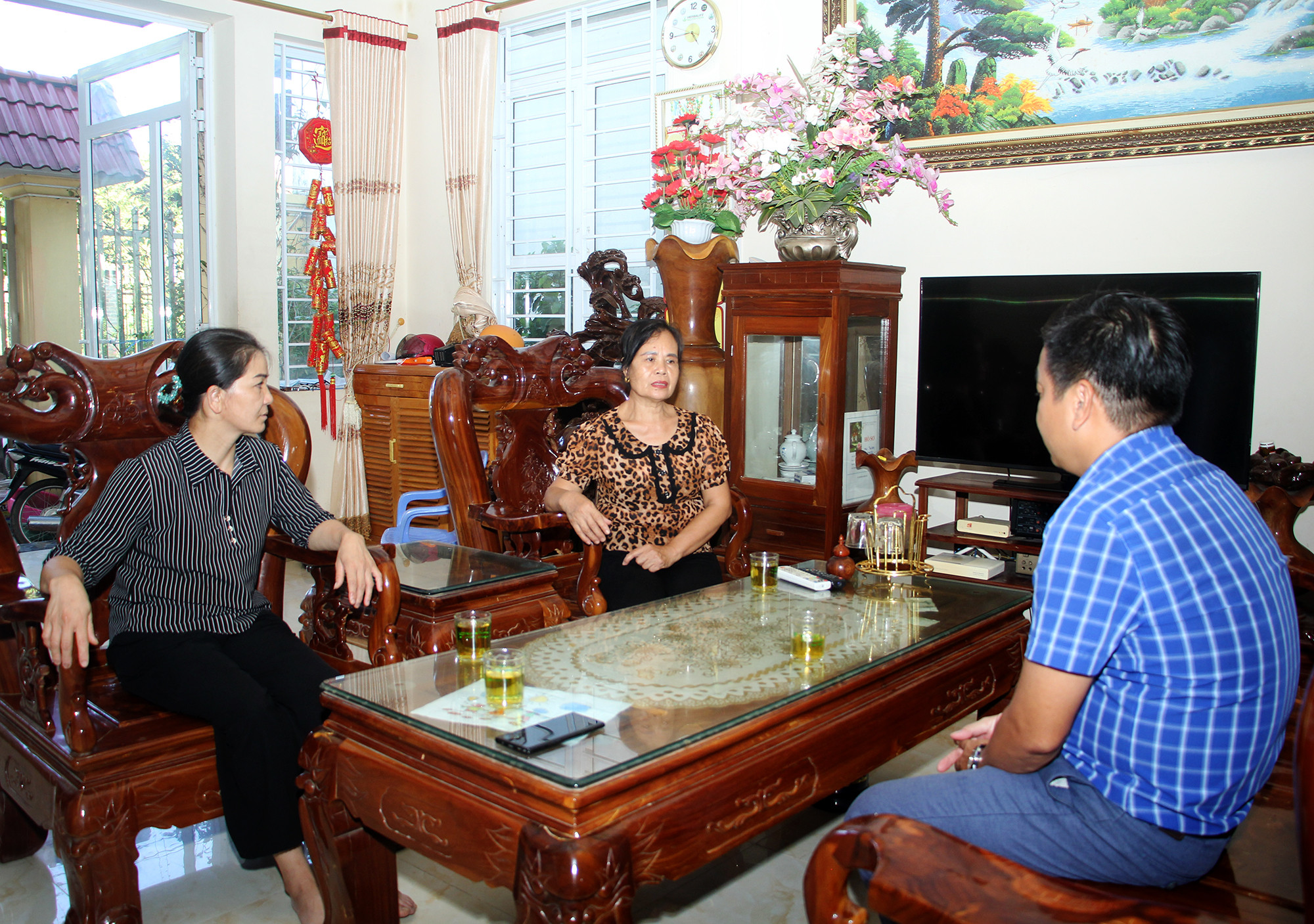 Bí thư Chi bộ Cao Thị Hường (giữa ảnh) thường xuyên gần gũi để nắm tâm tư, nguyện vọng của người dân trong khu dân cư. Bí thư Chi bộ Cao Thị Hường (giữa ảnh) thường xuyên gần gũi để nắm tâm tư, nguyện vọng của người dân trong khu dân cư.