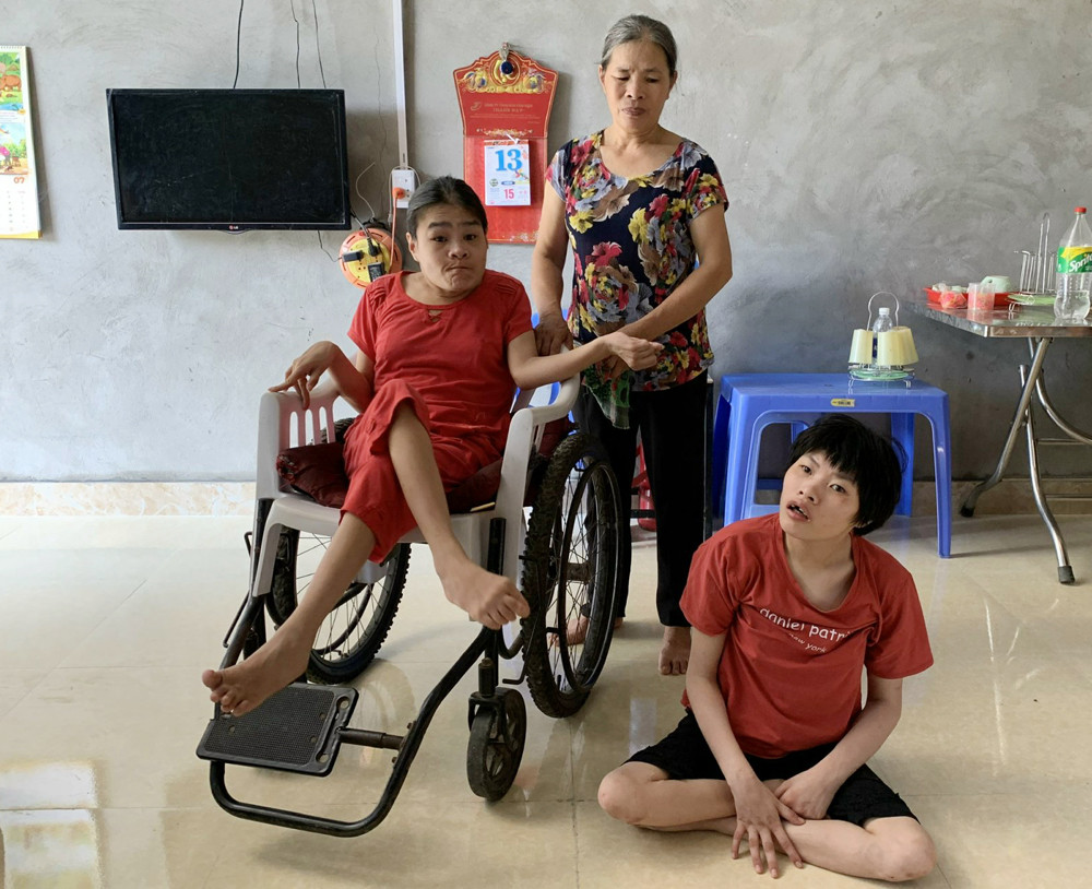 Bà Liên một mình chăm sóc hai cô con gái tật nguyền trong nhiều năm qua. Bà Liên một mình chăm sóc hai cô con gái tật nguyền trong nhiều năm qua.