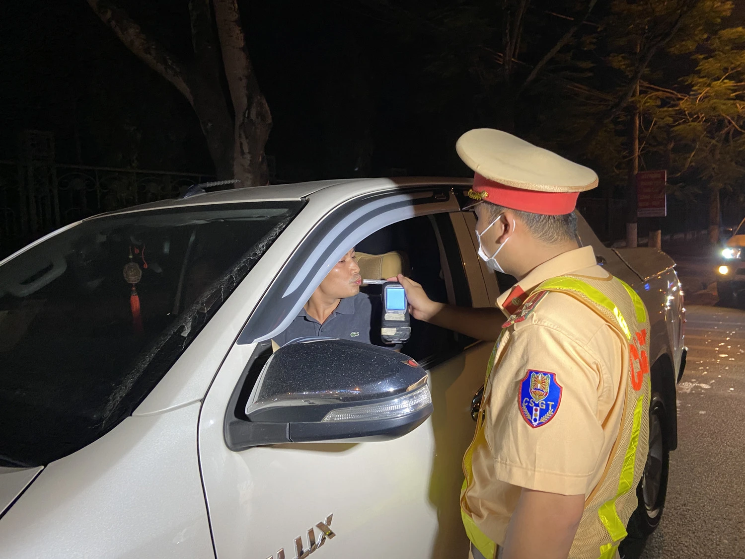 Cảnh sát giao thông Công an thành phố Lào Cai đo nồng độ cồn người điều khiển phương tiện giao thông trên đường Hoàng Liên, phường Kim Tân.