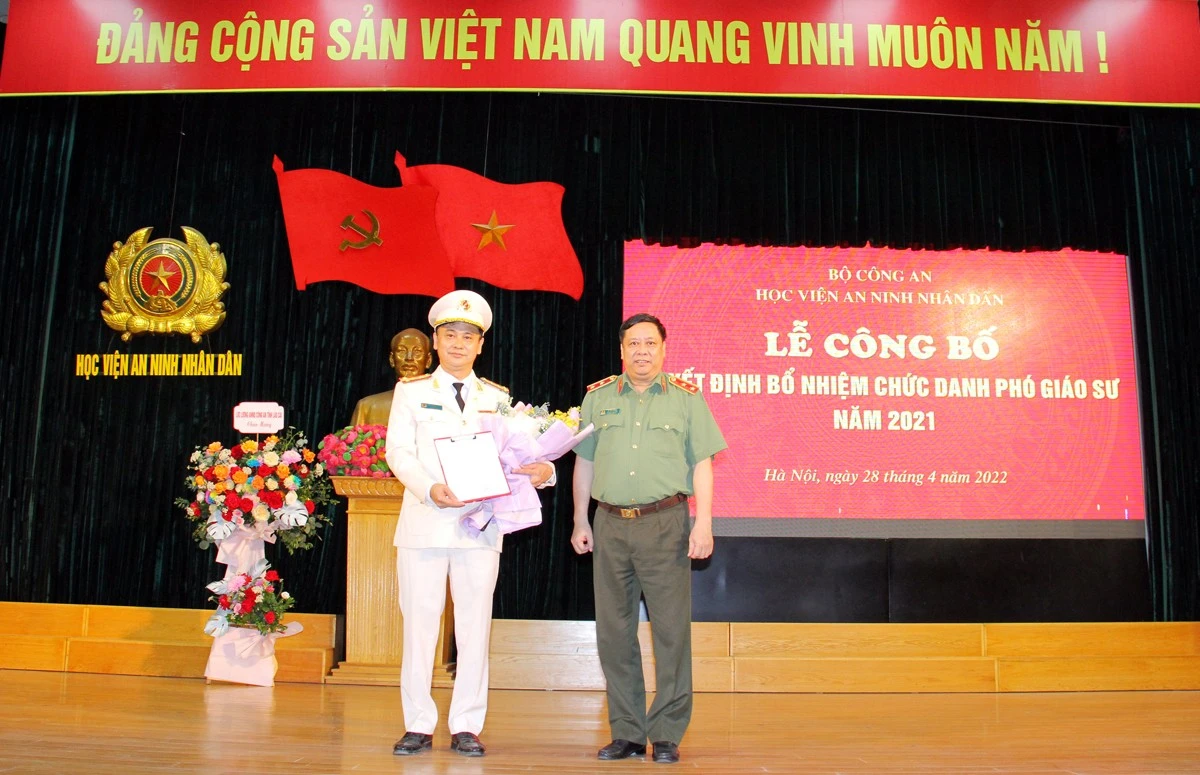 Trung tướng PGS.TS Lê Văn Thắng, Giám đốc Học viện An ninh nhân dân trao Quyết định bổ nhiệm chức danh Phó Giáo sư cho Đại tá Lưu Hồng Quảng. Trung tướng PGS.TS Lê Văn Thắng, Giám đốc Học viện An ninh nhân dân trao Quyết định bổ nhiệm chức danh Phó Giáo sư cho Đại tá Lưu Hồng Quảng.