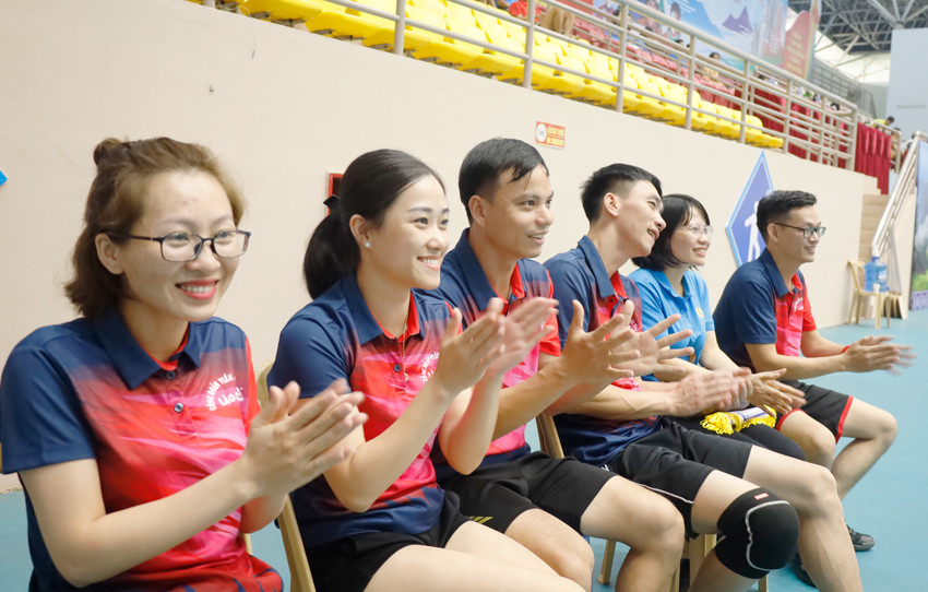 Gần 400 vận động viên tham gia Giải cầu lông, bóng bàn, bóng chuyền hơi công nhân, viên chức, lao động tỉnh lần thứ X ảnh 9