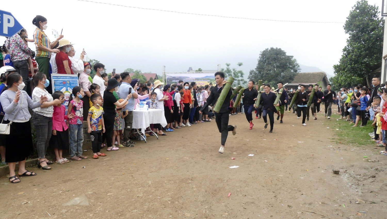 Thi bắn nỏ nội dung nữ đứng bắn. Đội thi chuẩn bị bày mâm trà thuốc. Các đội thi lấy nước xuất phát. Đội bản Nặm Cằm đã về nhất trong phần thi lấy nước từ thác Bản Hốc. Trò chơi đánh yến thu hút đông đảo người dân và du khách tham gia, cổ vũ. Thi bắn nỏ nội dung nữ đứng bắn. Đội thi chuẩn bị bày mâm trà thuốc. Các đội thi lấy nước xuất phát. Đội bản Nặm Cằm đã về nhất trong phần thi lấy nước từ thác Bản Hốc. Trò chơi đánh yến thu hút đông đảo người dân và du khách tham gia, cổ vũ.