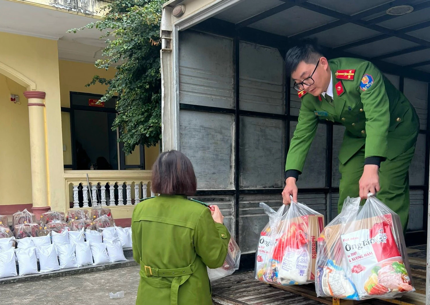 Mỗi suất quà gồm tiền và nhu yếu phẩm.