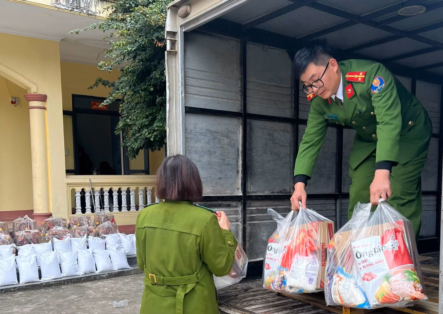 Mỗi suất quà gồm tiền và nhu yếu phẩm.