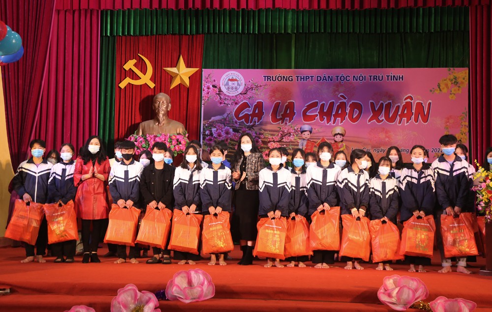 Các đồng chí lãnh đạo tỉnh thăm, chúc Tết tại Bắc Hà ảnh 13